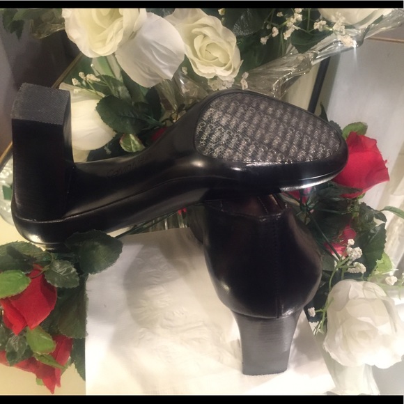 Black Calvin Klein round toe heels - Picture 3 of 5